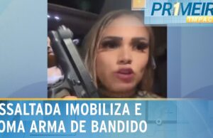 Mulher dá “mata-leão” em criminoso, pega arma e impede assalto; veja