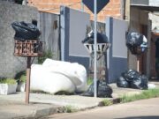 Mais de 30 bairros são afetados com irregularidade da coleta de lixo