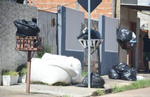 Mais de 30 bairros são afetados com irregularidade da coleta de lixo