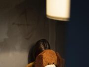 Mudanças de comportamento e gestos podem denunciar violência sexual infantil