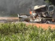 Carro pega fogo durante acidente e mata dois carbonizados