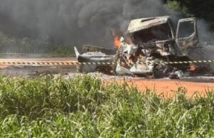 Carro pega fogo durante acidente e mata dois carbonizados