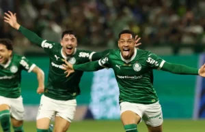 Vitor Roque marca nos acréscimos para levar Palmeiras à liderança