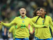 Dudinha brilha e seleção feminina derrota Japão no frio paulistano