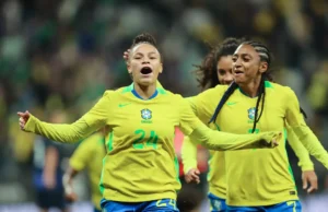 Dudinha brilha e seleção feminina derrota Japão no frio paulistano