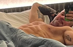 Completamente nu, Mateus Carrieri posa na cama e web enlouquece: ‘Dia de descanso’