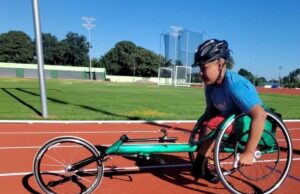 Pesquisadores trabalham em equipamentos utilizados para o esporte paralímpico