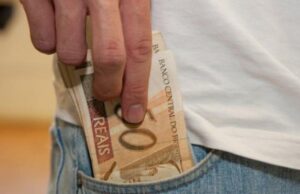 Aposentados do INSS que ganham mais que o mínimo começam a receber 13º