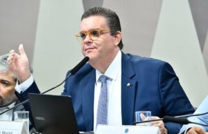 Governo deve reavaliar desconto em folha, mas mudança depende do Congresso, diz ministro