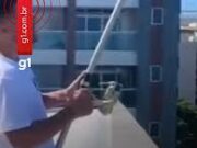 Será? amigos viralizam pescando peixes na varanda de apartamento