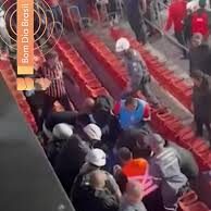 Torcedores do São Paulo Futebol Clube são atingidos por placa de metal cai no Morumbis