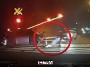 Policiais retiram homem de carro segundos antes de o veículo ser atingido por trem; veja