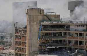 Hospital em Israel retira pacientes às pressas para subsolo durante ataque com mísseis