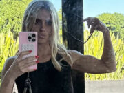 Carolina Dieckmann exibe muque definido ao posar de top: ‘Construindo músculos’