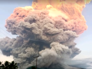 Vulcão entra em erupção e lança coluna de cinzas de 11 km de altura na Indonésia; veja