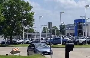 Calor extremo faz asfalto explodir, e carro ‘decola’ nos EUA; veja