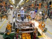 Empregos na indústria crescem pelo quarto ano seguido, mas salários seguem estagnados