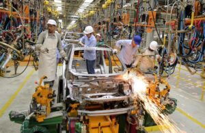 Empregos na indústria crescem pelo quarto ano seguido, mas salários seguem estagnados