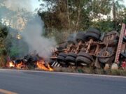 Vídeo – Caminhoneiro fica ferido ao tombar veículo com carga de carne
