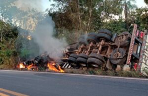 Vídeo – Caminhoneiro fica ferido ao tombar veículo com carga de carne