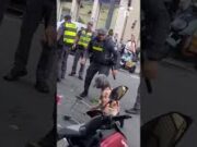 PM chuta carrinho de feira com idosa caída no chão durante abordagem em SP