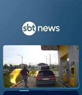 Homem usa isqueiro para tirar adesivo e quase incendeia carro em posto; veja