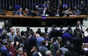 Câmara aprova urgência para suspender decreto do IOF