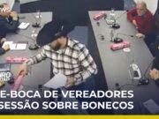 Vereador distribui bonecos após polêmica sobre atendimento a bebês reborn