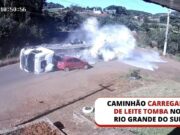 Caminhão carregado de leite tomba em rodovia do RS; veja momento