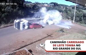Caminhão carregado de leite tomba em rodovia do RS; veja momento