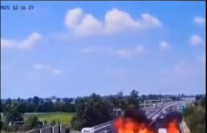 Veja Video – Avião ultraleve cai em rodovia da Itália e deixa dois mortos; veja