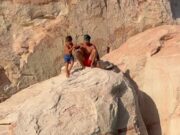 Veja Video – Influencer causa polêmica ao jogar filho de penhasco nas águas de lago nos EUA