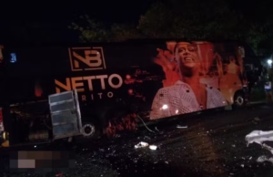 Veja Video – Carro colide com ônibus do cantor Netto Brito, e 3 pessoas morrem na BR-046