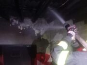 Incêndio atinge casa no bairro Renascer e dois carros ficam destruídos