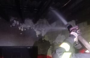 Incêndio atinge casa no bairro Renascer e dois carros ficam destruídos