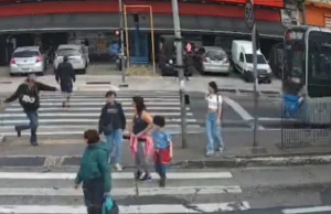 Veja Video – Homem joga pedaço de concreto contra para-brisa de ônibus em São Paulo; veja