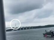 Veja Video – Helicóptero com cinco pessoas a bordo cai no mar durante treinamento militar