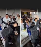 Em velório, viúva viraliza ao rebolar diante de imagem do marido falecido