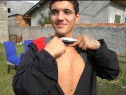 Jovem sobrevive à cirurgia para retirar prego cravado no coração: ‘Nasci de novo’