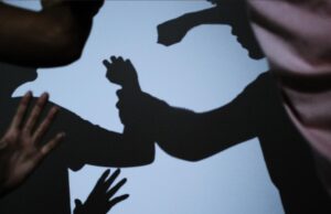 Homem é preso por espancar a esposa recém operada e roubar R$ 700 via pix