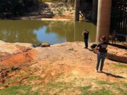 Vídeo – Pescadores encontram corpo masculino enroscado em galhada na margem de rio