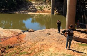 Vídeo – Pescadores encontram corpo masculino enroscado em galhada na margem de rio