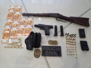 Polícia apreende armas, aparelho de choque e 650 euros na casa de sócio de laboratório interditado