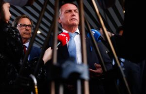 Alexandre de Moraes determina prisão domiciliar de Jair Bolsonaro