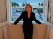 Debora Bloch posa com vista para Copacabana nos bastidores de Vale Tudo