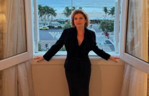 Debora Bloch posa com vista para Copacabana nos bastidores de Vale Tudo