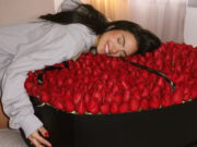 Duda Kropf ganha buquê gigante de Felipe Amorim e se derrete: ‘Merece demais!!!’