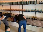 Marca denuncia produto pirata e polícia apreende 260 caixas em tabacaria