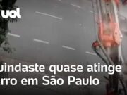Veja Vídeo – Carro quase é atingido por guindaste de obra que caiu em rua de São Paulo; veja