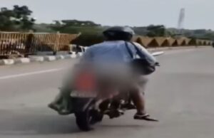 Veja Vídeo Homem amarra o corpo da esposa em moto e o transporta em rodovia após atropelamento;